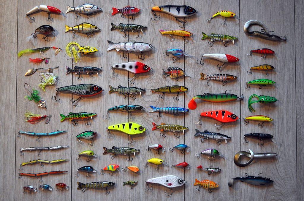 Señuelos de colores para pesca deportiva