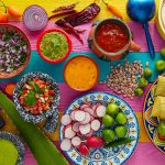 Comida mexicana sobre una mesa