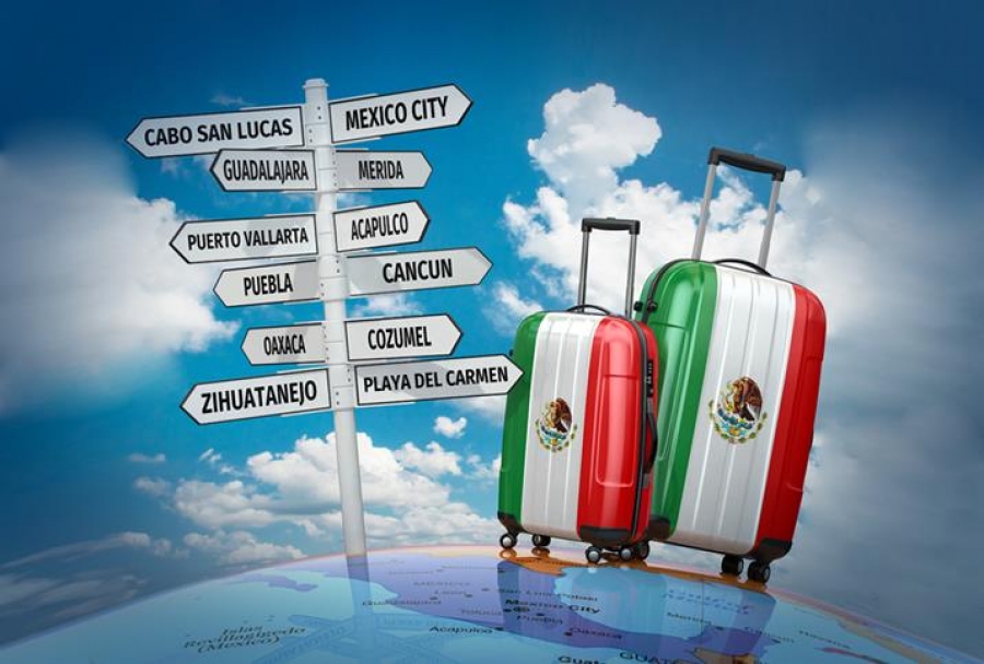 Maletas con imagenes de la bandera de mexico y varias señales a lugares turisticos