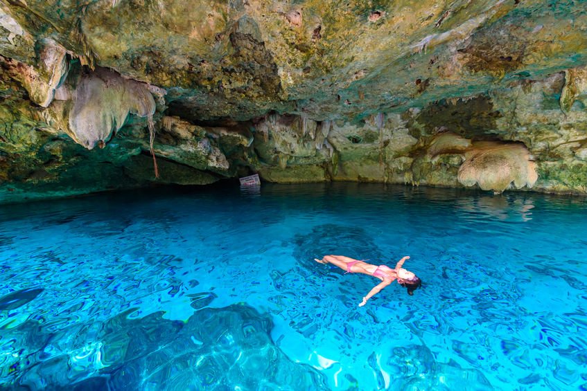 Chica nadando en un cenote