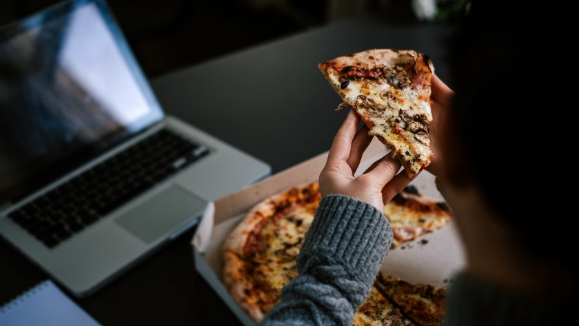 Comer en la noche pizza involucra muchas calorías