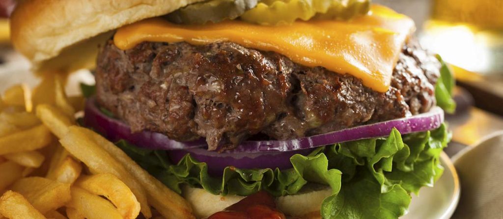 Carne de la hamburguesa con queso y verduras