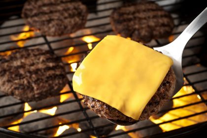 Cómo cocinar hamburguesas al carbón con queso