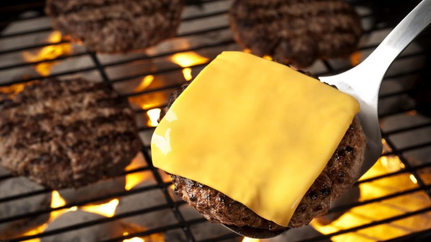 Cómo cocinar hamburguesas al carbón con queso