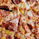 Pizza con piña y jamón