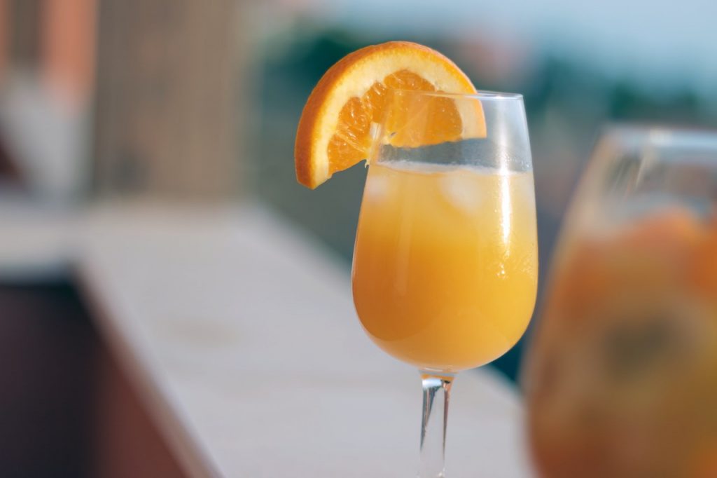 jugo de naranja en copa