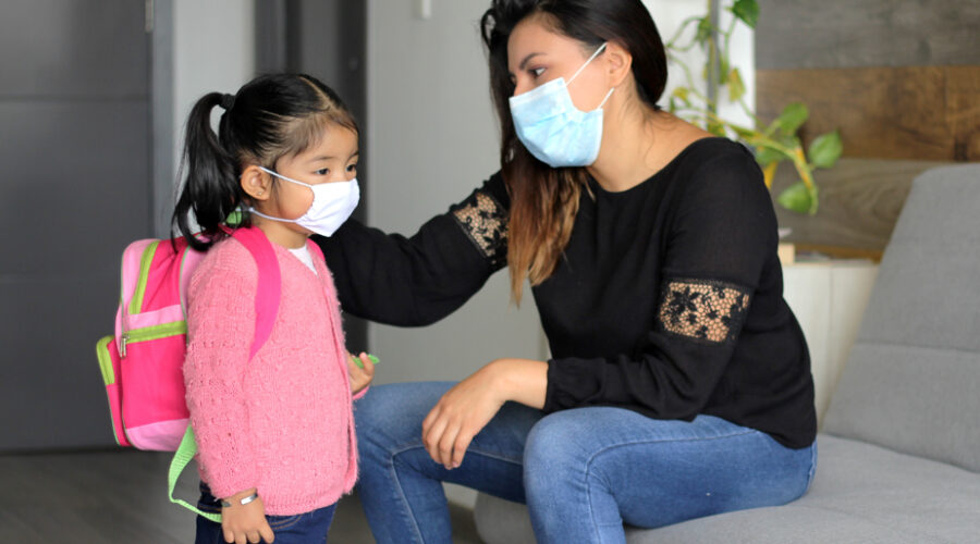 madre e hija con cubrebocas