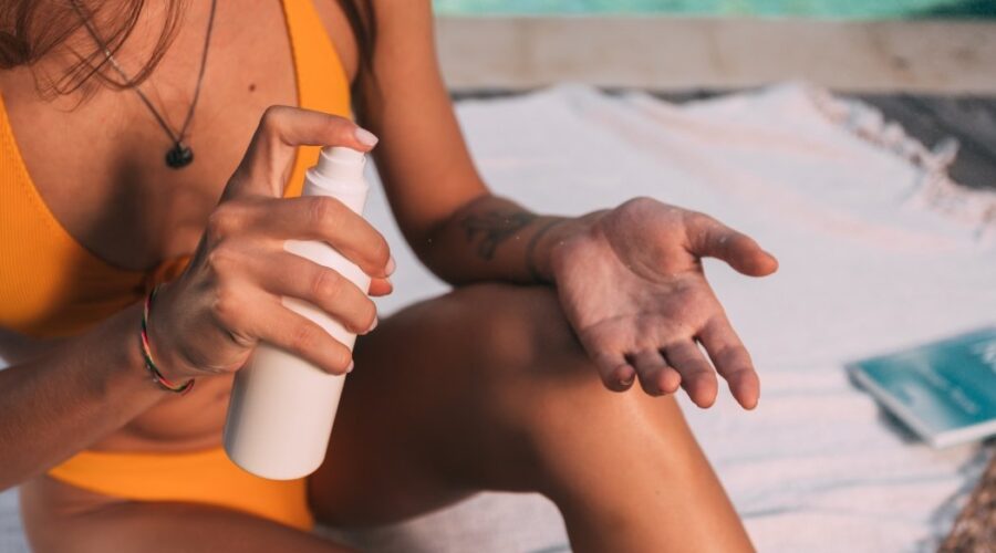 mujer con bronceador