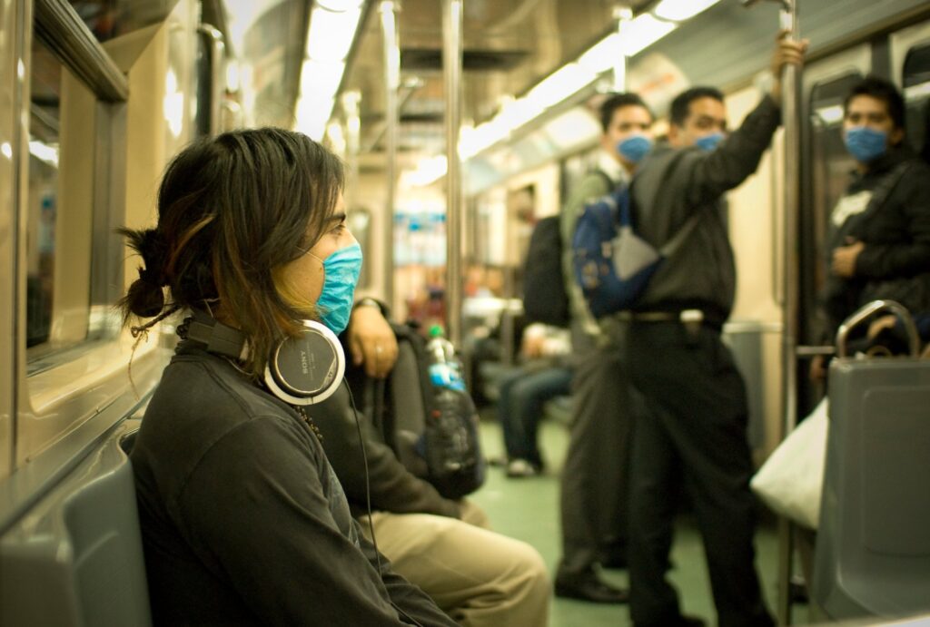 personas en el metro con cubreocas