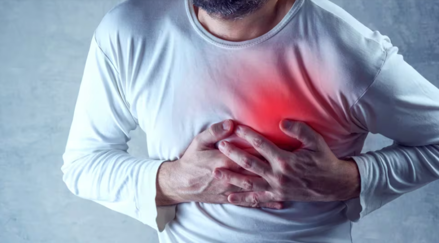 hombre con ataque cardíaco