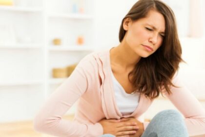 mujer con dolor estomacal