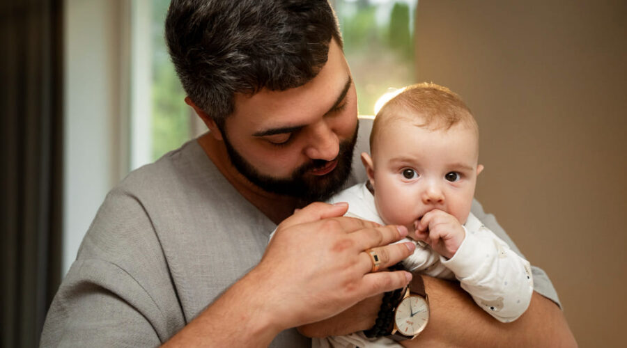Padre con bebé en brazos