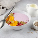 Plato con yogur, frutas y semillas