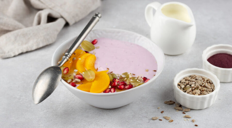 Plato con yogur, frutas y semillas