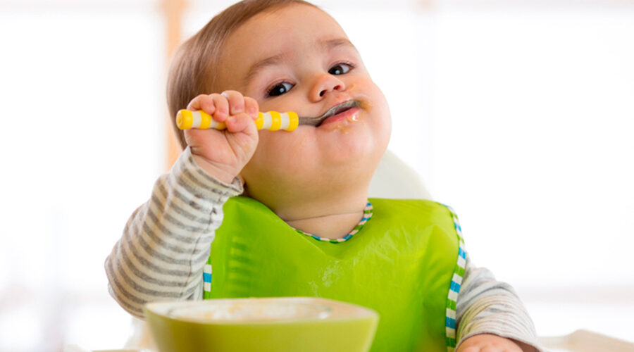 bebé en alimentación complementaria